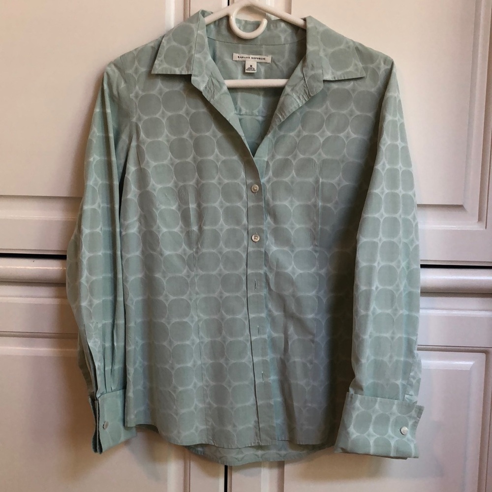 Banana Republic Button Down Shirt in Light Green, Size M.